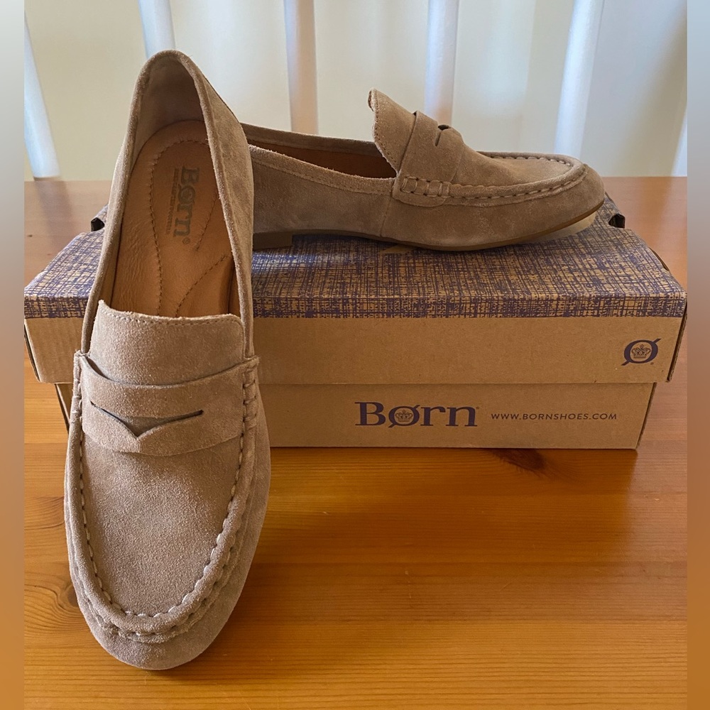 NIB Born “Barnstable” beige suede loafer, Size 7